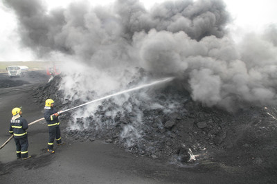 千吨煤炭自燃引关注，消防及时灭火保安全，资本投资或转向绿色能源